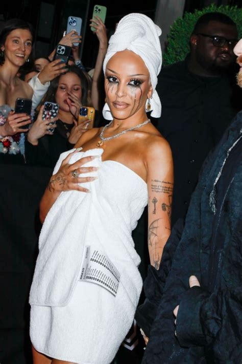 Doja Cat and Rita Ora bare nipples in Met Galas。